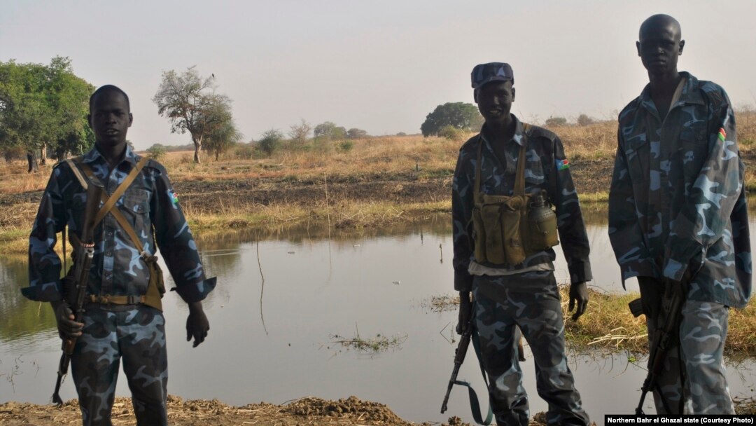 Polisi Sudan Selatan tengah berpatroli di Kiir Adem pasca terbunuhnya enam polisi oleh para penjarah dari Sudan beberapa waktu yang lalu (Foto: dok). Organisasi riset independen Swiss mengeluarkan laporan terkait dukungan logikstik Sudan Selatan untuk para pemberontak Sudan.