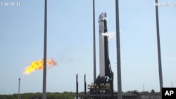 Esta imagen de un video distribuida por Relativity Space muestra el cohete Terran 1 sobre la plataforma de lanzamiento, el 8 de marzo de 2023, en Cabo Cañaveral, Florida. 
