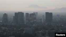 3월, 멕시코 수도 멕시코시티에 대기오염으로 인해 교통 통제가 내려진 가운데 건물과 주택이 스모그에 휩싸여 있다. (자료사진)