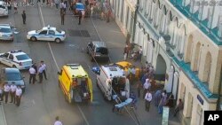 Des ambulances et la police déployées sur le lieu d'un incident où un taximan a écrasé des piétons sur un trottoir près de la Place Rouge à Moscou, Russie, samedi 16 juin 2018. (Photo du service de presse du Centre de contrôle du trafic de Moscou)