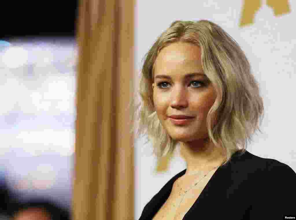 美国演员詹妮弗&middot;劳伦斯（ Jennifer Lawrence ）2016年2月8日抵达奥斯卡提名午餐会会场。据美国财经杂志福布斯估计，劳伦斯的片酬低于好莱坞片酬最高的几位男明星。劳伦斯2015年曾经抗议男女同工不同酬，她宣布，今后在为自己争取片酬时，再也不会&ldquo;甜美可爱&rdquo;了。2016年，她连续第二年成为福布斯全球片酬最高的女演员，福布斯杂志公布，劳伦斯这一年的收入是4600万美元 。