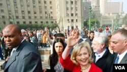 Clinton dijo que la visita a la plaza fue “un gran recordatorio del poder del espíritu humano".