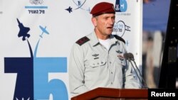 Kepala Staf Umum Pasukan Pertahanan Israel (IDF) Herzi Halevi berbicara dalam upacara kelulusan pilot Angkatan Udara Israel di pangkalan udara Hatzerim, pada 29 Juni 2023. (Foto: Reuters/Amir Cohen)