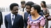 Omar Bongo et sa femme Joséphine discutent avec leur fils Ali en attendant l'arrivée du président français François Mitterrand en janvier 1983.