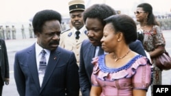 Omar Bongo et sa femme Joséphine discutent avec leur fils Ali en attendant l'arrivée du président français François Mitterrand en janvier 1983.