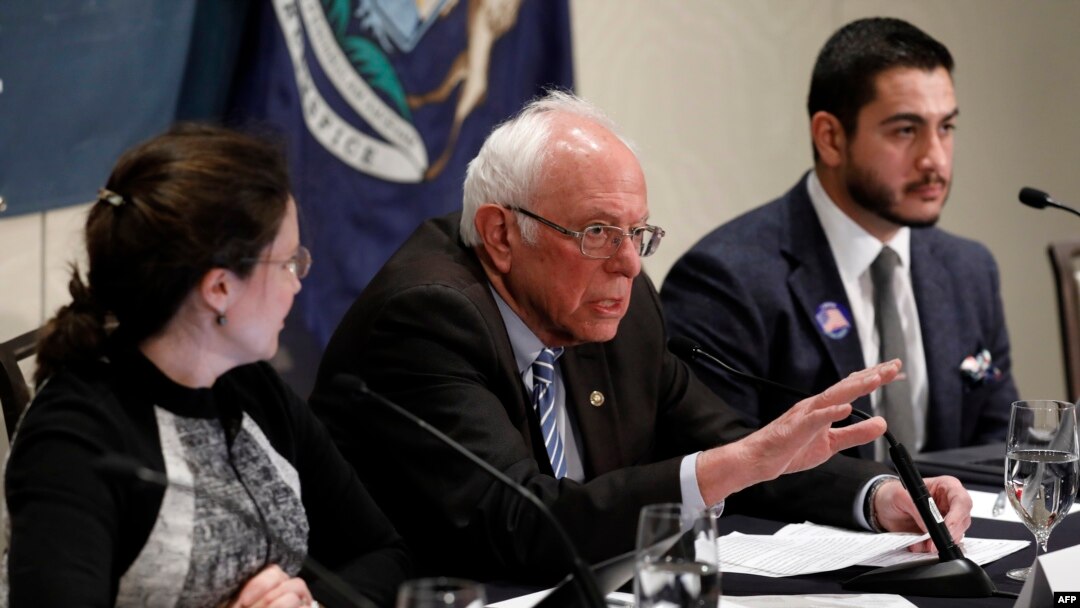 Bakal calon presiden dari Partai Demokrat Bernie Sanders berbicara dalam diskusi mengenai wabah virus corona di Romulus, Michigan, 9 Maret 2020. (Foto: AFP)