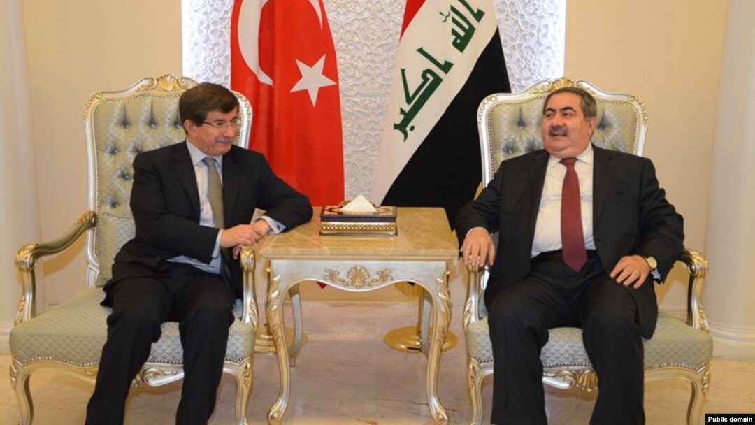 Menlu Irak Hoshyar Zebari (kanan) menerima kunjungan Menlu Turki Ahmet Davutoglu di Baghdad, Minggu (10/11). 