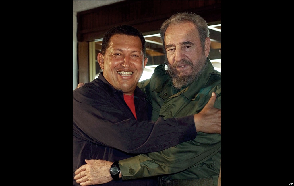 El mandatario de Cuba, Fidel Castro, y el presidente Hugo Ch&aacute;vez, se funden en un abrazo en la Isla Orchila, de Venezuela, el 22 de diciembre de 2003.