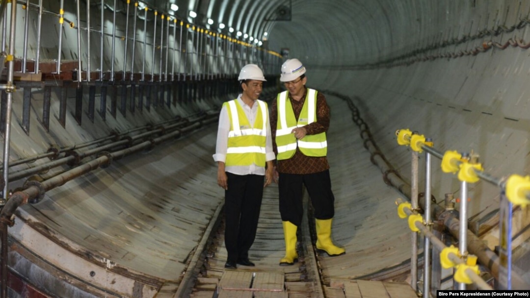 Presiden Joko Widodo (kiri) dan Gubernur DKI saat itu, Basuki Tjahaja Purnama alias Ahok saat memeriksa kemajuan proyek pembangunan MRT, 23 Februari 2017. (Foto Biro Pers Kepresidenan)