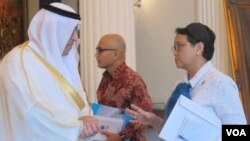 Utusan khusus Uni Emirat Arab (UEA) Abdurrahman bin Muhammad al-Uwais bertemu bertemu Menlu Retno Marsudi di kantornya di Jakarta, Kamis (15/6). (VOA/Fathiyah)