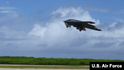 資料照 - 2020年8月17號A，一架美軍B-2幽靈隱身戰略轟炸機從密蘇里州的惠特曼空軍基地起飛前往蒂亞戈·加西亞，參加那裡的戰略轟炸機支援任務。