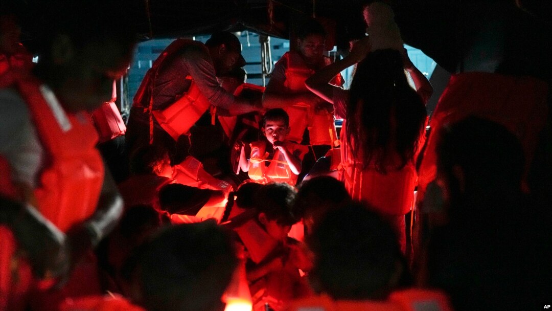 Migrantes abordan un bote en el pueblo costero caribeño de Miramar, Panamá, con destino a la frontera con Colombia, el jueves 27 de febrero de 2025.