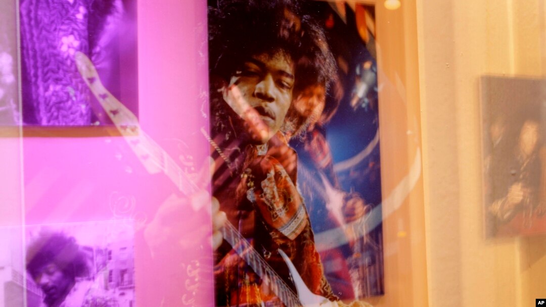Foto musisi Jimi Hendrix dalam sebuah pameran di Handel House Museum di pusat London, 24 Agustus 2010.