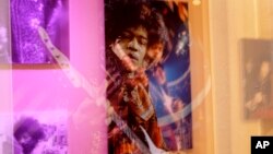 Foto musisi Jimi Hendrix dalam sebuah pameran di Handel House Museum di pusat London, 24 Agustus 2010.