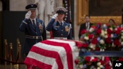 미국 중앙 의사당 중앙홀에 안치된 조지 H.W. 부시 전 대통령의 관 옆에서 의장대가 거수경례를 하고 있다. 