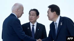 ประธานาธิบดีสหรัฐฯ โจ ไบเดน พร้อมด้วยประธานาธิบดีเกาหลีใต้ยูน ซุก ยอลและนายกรัฐมนตรีญี่ปุ่นฟูมิโอะ คิชิดะ ที่การประชุมจี7 ที่เมืองฮิโรชิมา ประเทศญี่ปุ่นวันที่ 21 มี.ค. 2023