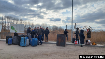 Miles de ucranianos huyen de la invasión rusa y buscan seguridad en Rumanía, Moldavia y Polonia