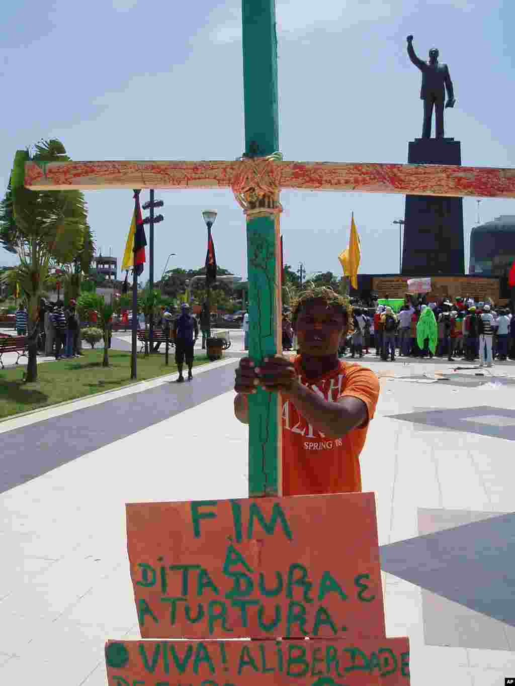 Manifestação na Praça da Independência, em Luanda (2 de Abril de 2011) Foto de Alexandre Neto / VOA