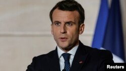 Presiden Emmanuel Macron mengumumkan Perancis menangguhkan penggunaan vaksin AstraZeneca (foto: dok). 