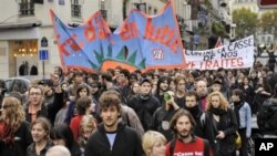 French students demonstrate in Paris against the government plan on pensions, 4 Nov 2010