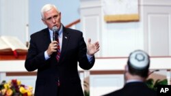 Wapres AS Mike Pence berbicara di hadapan tokoh-tokoh agama di Urbandale, Iowa, Jumat (8/5).