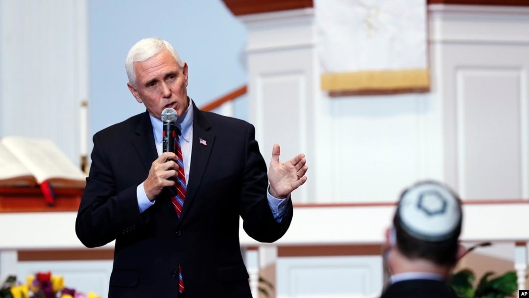 Wakil Presiden Mike Pence dalam diskusi dengan para pemimpin agama setempat untuk mendorong mereka untuk melanjutkan kembali kebaktian gereja secara bertanggungjawab di tengah pandemi corona, 8 Mei 2020, di Urbandale, Iowa. (Foto: AP)