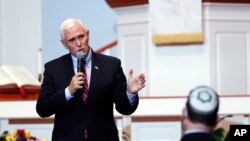 Wakil Presiden Mike Pence dalam diskusi dengan para pemimpin agama setempat untuk mendorong mereka untuk melanjutkan kembali kebaktian gereja secara bertanggungjawab di tengah pandemi corona, 8 Mei 2020, di Urbandale, Iowa. (Foto: AP)