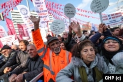 Ankara'da büyük bir kalabalık asgari ücrete yapılan yüzde 30 zammı protesto etti.