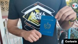 Un cubano muestra a la VOA su pasaporte con el cual piensa viajar a Managua. [Archivo]