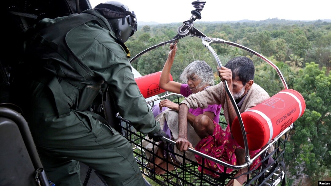 Angkatan Laut India mengevakuasi korban banjir di Kerala, negara bagian di selatan India, melalui udara dengan menggunakan helikopter, 17 Agustus 2018.