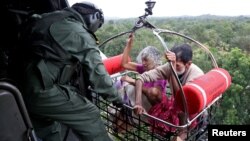 Angkatan Laut India mengevakuasi korban banjir di Kerala, negara bagian di selatan India, melalui udara dengan menggunakan helikopter, 17 Agustus 2018.