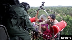 Yadda ake ceto mutane daga ambaliyan ruwa a india