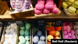 Produk-produk kecantikan dipajang di toko kosmetik Lush di London, Inggris 7 Mei 2017. (Foto: REUTERS/Neil Hall)