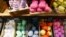 Produk-produk kecantikan dipajang di toko kosmetik Lush di London, Inggris 7 Mei 2017. (Foto: REUTERS/Neil Hall)