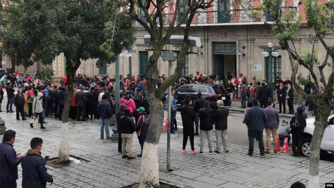 Sekelompok warga berkumpul di Plaza Murillo, Bolivia menunggu pidato President Áñez. (Foto Yuvinka Gozalvez))
