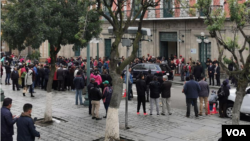 Sekelompok warga berkumpul di Plaza Murillo, Bolivia menunggu pidato President Áñez. (Foto Yuvinka Gozalvez))