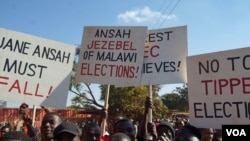 Post-election protesters in the capital Lilongwe march in the streets demanding the resignation of the Malawi Electoral Commssion leader Jane Ansah to step down. (Lameck Masina/VOA)