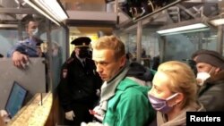 Le chef de l'opposition russe Alexei Navalny à un point de contrôle des passeports à l'aéroport Sheremetyevo de Moscou, en Russie, le 17 janvier 2021. Les forces de l'ordre s'entretiennent avec lui avant de l'emmener. REUTERS / Reuters TV