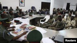 Des militaires jugés devant une cour martiale lors d’un procès en relation avec le groupe islamique Boko Haram, à Abuja, Nigeria, 2 octobre 2014.