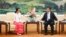 중국을 방문 중인 미얀마 민주화운동 지도자 아웅산 수치 여사(왼쪽)가 11일 베이징 인민대회당에서 시진핑 중국 국가주석과 만났다.