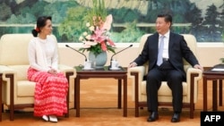 Lãnh tụ đối lập Myanmar Aung Sang Suu Kyi gặp Chủ tịch Trung Quốc Tập Cận Bình tại Sảnh đường Nhân dân ở Bắc Kinh, ngày 11/6/2015.