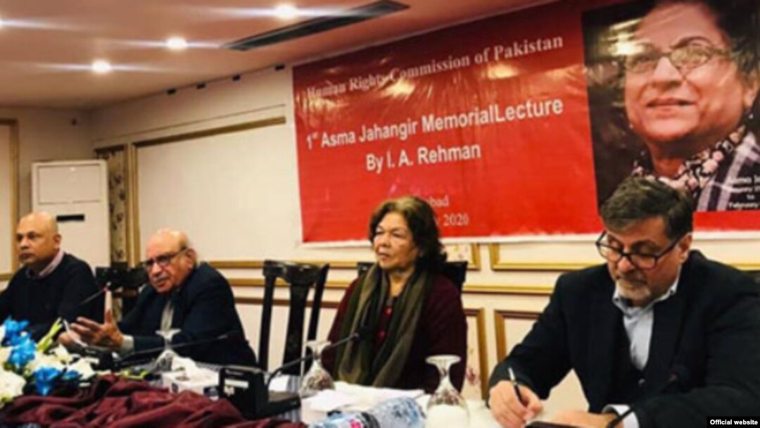 د اېچ ار سي پي په وېب پاڼه په دې تصویر کې کامران عارف د ادارې په یوه غوڼده کې ناست لېدل کېږي