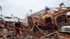 Un grupo de vecinos retira los escombros de las calles en Puerto Cabezas, Nicaragua, el 18 de noviembre de 2020.