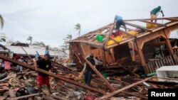Un grupo de vecinos retira los escombros de las calles en Puerto Cabezas, Nicaragua, el 18 de noviembre de 2020.