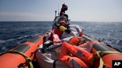 Des secouristes mènent une opération de secours en mer Méditerranée, près des côtes libyennes, le 13 avril 2017.