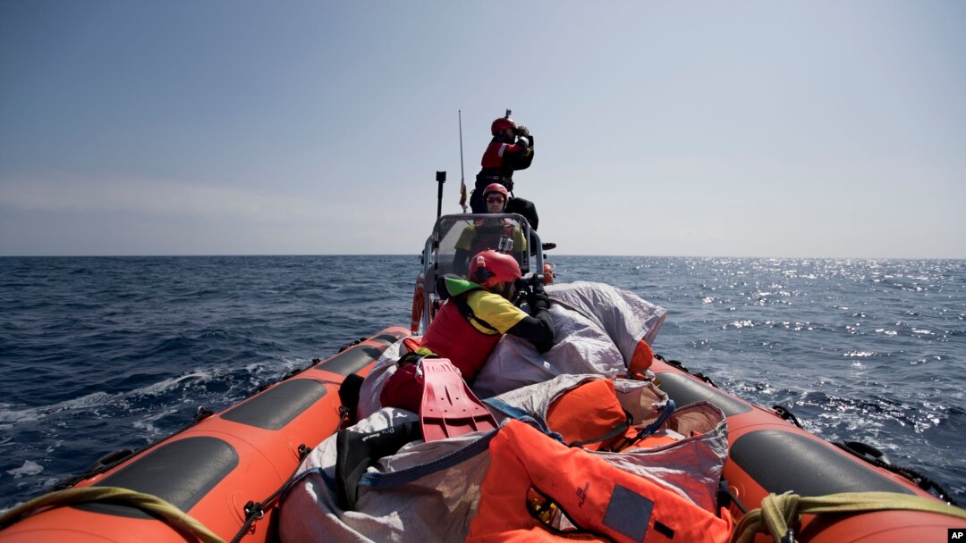 Awak perahu 'Proactiva Open Arms' melakukan operasi pencarian korban di Laut Mediterania, di lepas pantai Libya, 13 April 2017 (Foto: dok). 