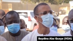 Le ministre de la pêche Alioune Ndoye au chevet des malades au Sénégal, le 20 novembre 2020.