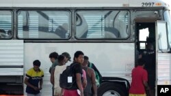 Foto de archivo: Migrantes que ingresaron a EEUU desde México suben a un autobús en un centro de procesamiento en Eagle Pass, Texas, el jueves 21 de septiembre de 2023. (Foto AP/Eric Gay)