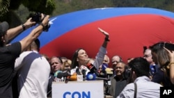 La candidata presidencial, María Corina Machado, junto a miembros de la Plataforma Unitaria de la oposición ofrece una conferencia de prensa en Caracas, Venezuela. (AP Photo/Ariana Cubillos)