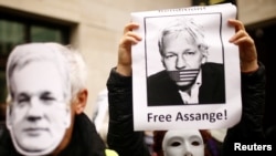 Aksi protes di luar Pengadilan Hakim Westminster, di London, Inggris, saat berlangsungnya sidang kasus ekstradisi pendiri WikiLeaks, Julian Assange, 21 Oktober 2019. (Foto: dok).